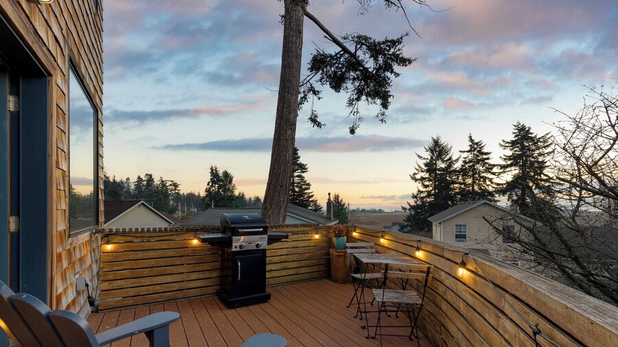 Deck Views, Fire Pit, Pool, 3 Mins to Beach Madrona Tree Retreat by Avantstay
