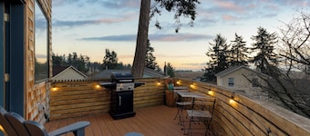Deck Views, Fire Pit, Pool, 3 Mins to Beach Madrona Tree Retreat by Avantstay