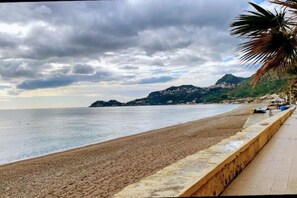 On the beach - Michela House  (Letojanni)