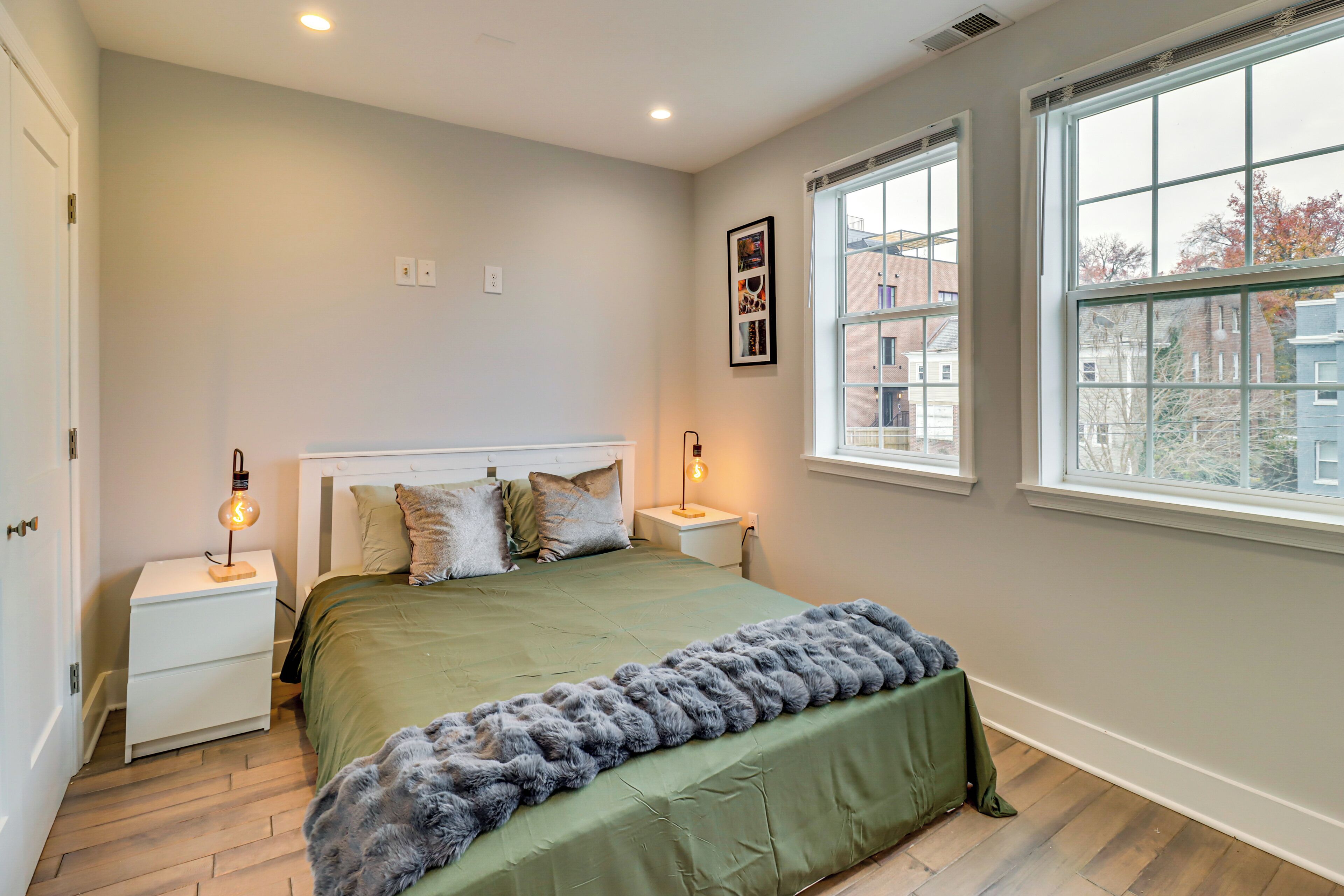 2 bedrooms, desk, iron/ironing board, WiFi