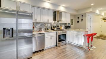 Fridge, microwave, stovetop, dishwasher