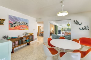 Dining - Lanai & Pet Friendly! Retro-Chic Sarasota Home! (Sarasota)