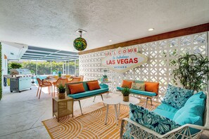 Outdoor dining - Lanai & Pet Friendly! Retro-Chic Sarasota Home! (Sarasota)