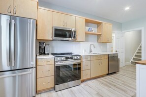 Réfrigérateur, micro-ondes, plaque de cuisson, lave-vaisselle