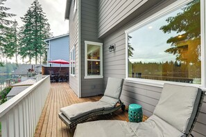 Terrace/patio - Lakefront Gem w/ Deck & Grill in Shelton (Shelton)