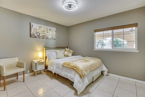 4 bedrooms, desk, internet, bed sheets - Private Pool, Grill & Fenced Yard: Las Vegas Home (Las Vegas)