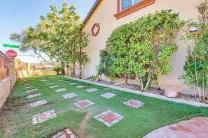 Property grounds - Private Pool, Grill & Fenced Yard: Las Vegas Home (Las Vegas)