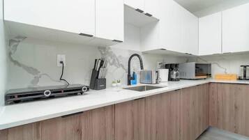 Frigorífico, microondas, placa de cocina y cafetera o tetera
