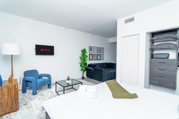 1 habitación, tabla de planchar con plancha, wifi y ropa de cama