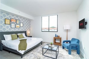 1 habitación, tabla de planchar con plancha y cuna de viaje 
