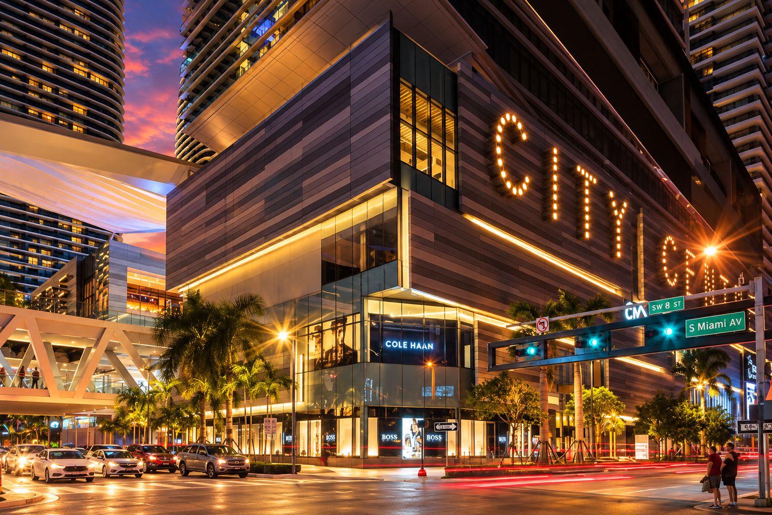 Ein modernes Hotel mit einem gut sichtbaren 'CITY'-Schild, an der Kreuzung von SW 8 St und S Miami Ave.