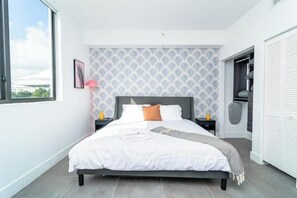 1 habitación, tabla de planchar con plancha y cuna de viaje 