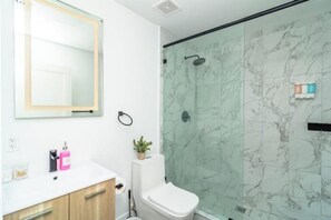 Hair dryer, towels, soap, shampoo - King Bed brand new safe Oasis minutes to Brickell (Miami)