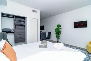1 habitación, tabla de planchar con plancha y cuna de viaje 