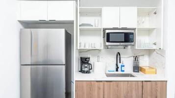 Coffee/tea maker, fridge, microwave, stovetop