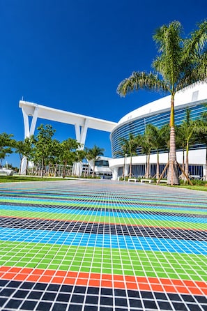 A modern building with a curved facade and a white structure in front. - King Bed brand new safe Oasis minutes to Brickell (Miami)