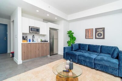 King Bed brand new safe Oasis minutes to Brickell