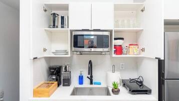 Frigorífico, microondas, placa de cocina y cafetera o tetera