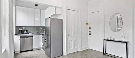 Køleskab, mikrobølgeovn, ovn, kogeplade