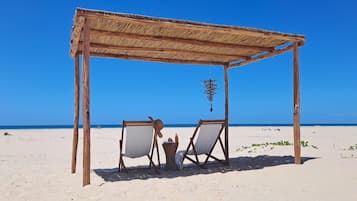 Aan het strand, gratis strandcabana's, ligstoelen aan het strand