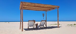 På stranden, gratis strandcabanor, solstolar och parasoller