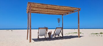 Ubicación a pie de playa, cabañas de uso gratuito, tumbonas y sombrillas