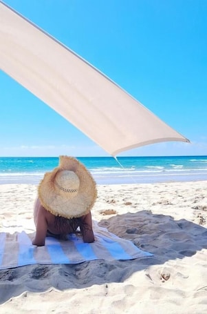 En la playa, camas de playa gratis, sillas reclinables de playa