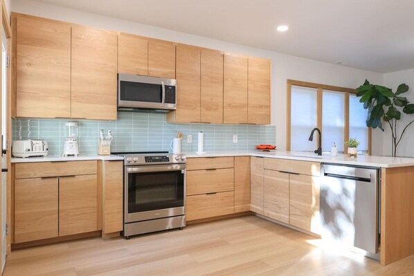 Refrigerador, microondas, horno y parrilla de estufa