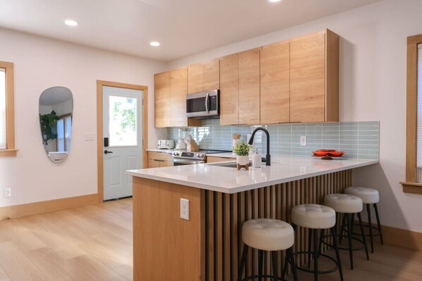 Kühlschrank, Mikrowelle, Ofen, Herdplatte