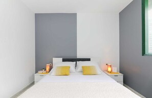 7 bedrooms, iron/ironing board, free WiFi, bed sheets