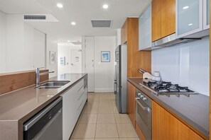 Geladeira, micro-ondas, fogão, cooktop