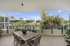 Outdoor dining - Cotton Beach - 2 Bedroom Rooftop Haven (Casuarina)