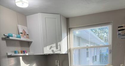 Cozy 1-Bedroom Retreat Near Downtown & Legoland