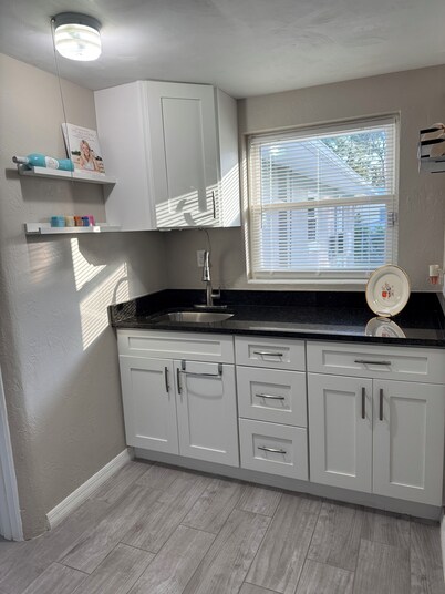 Cozy 1-Bedroom Retreat Near Downtown & Legoland