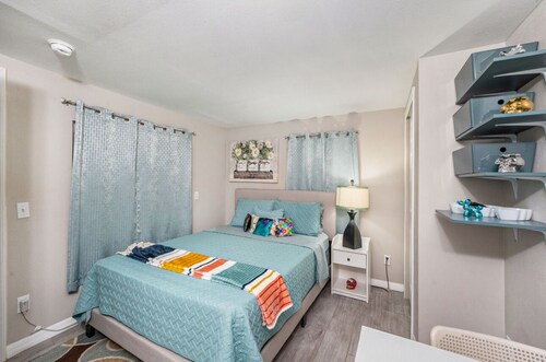 Cozy 1-Bedroom Retreat Near Downtown & Legoland