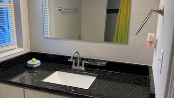 Dusche, Handtücher, Seife, Toilettenpapier