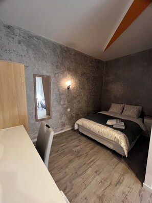 1 bedroom, iron/ironing board, bed sheets - House in the center of town  (Riorges)