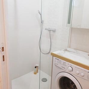 Douche, sèche-cheveux, serviettes fournies, savon