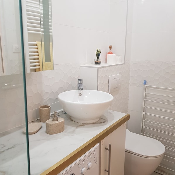 Dusche, Haartrockner, Handtücher, Seife