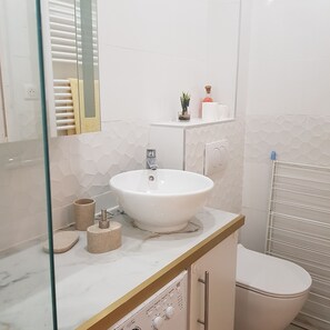 Douche, sĂšche-cheveux, serviettes fournies, savon