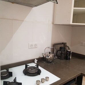 Kühlschrank, Mikrowelle, Herdplatte, Geschirrspüler