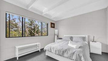 3 bedrooms, iron/ironing board, Internet, bed sheets