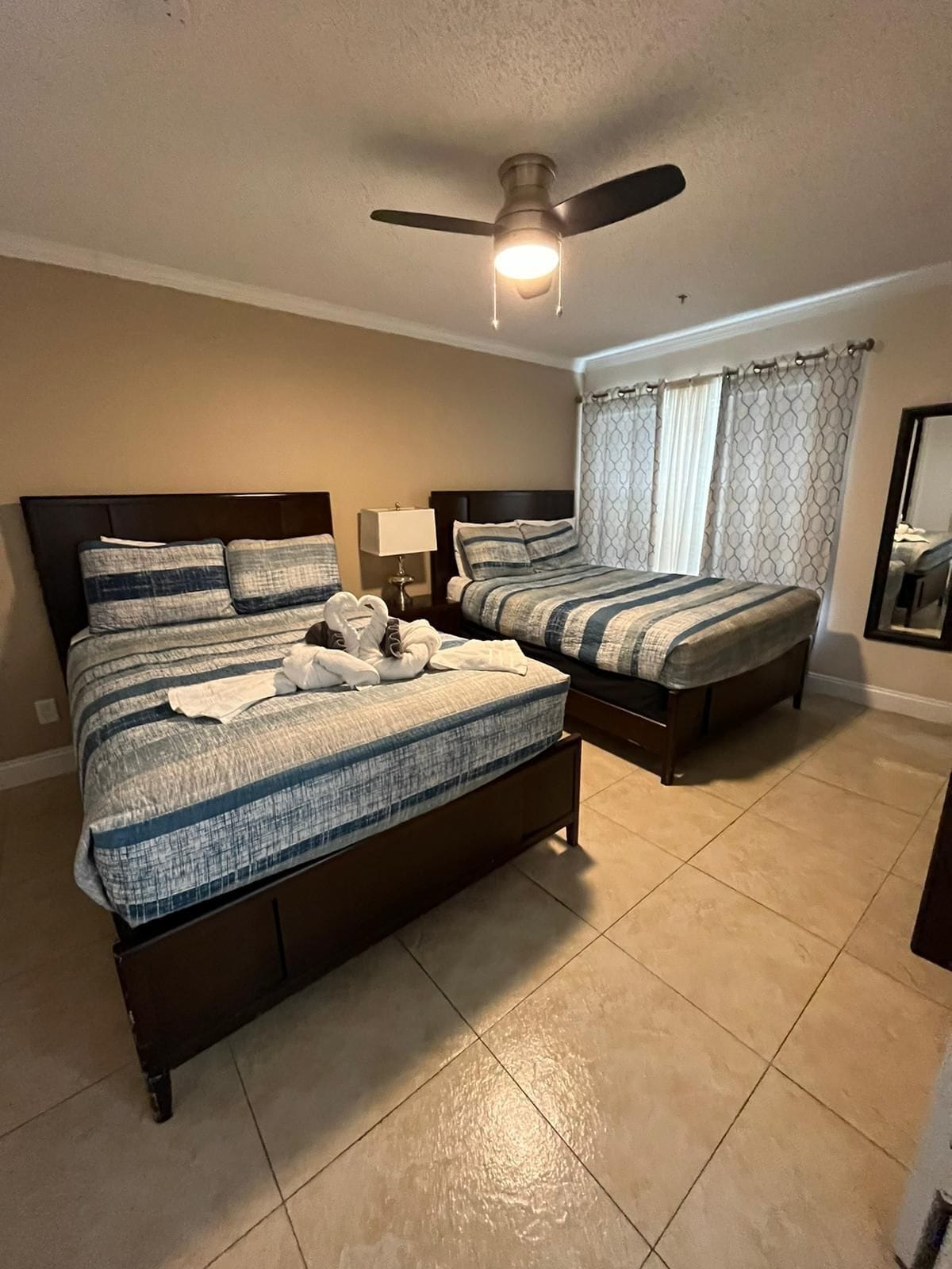 1 soverom, skrivebord, strykejern/-brett og reiseseng for barn