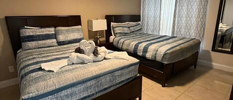 1 Schlafzimmer, Schreibtisch, Bügeleisen/Bügelbrett, Reisekinderbett