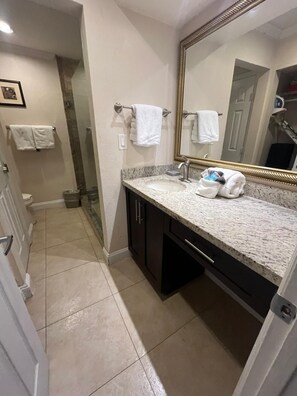 Hårføner, håndklær, såpe og sjampo