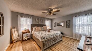 3 bedrooms, desk, iron/ironing board, free WiFi
