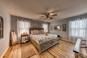 3 bedrooms, desk, iron/ironing board, free WiFi