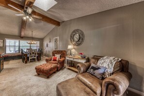 智能电视、壁炉、书