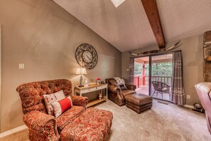 智能电视、壁炉、书