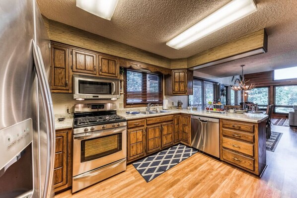 Køleskab, mikrobølgeovn, ovn, kogeplade